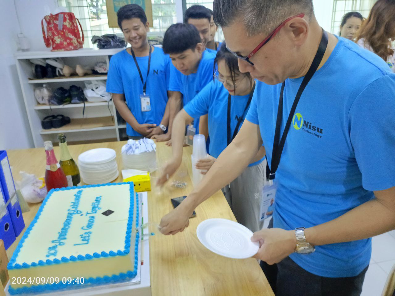 Cutting Cake